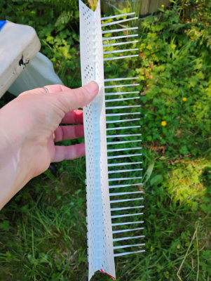Comb with narrow teeth
